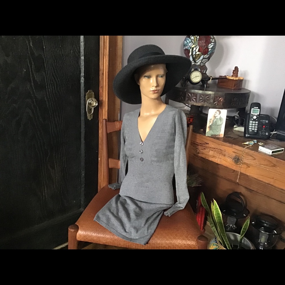 SWEATER DRESS. VERY FLATTERING